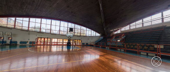 Foto di campi in parquet per il basket e la pallavolo